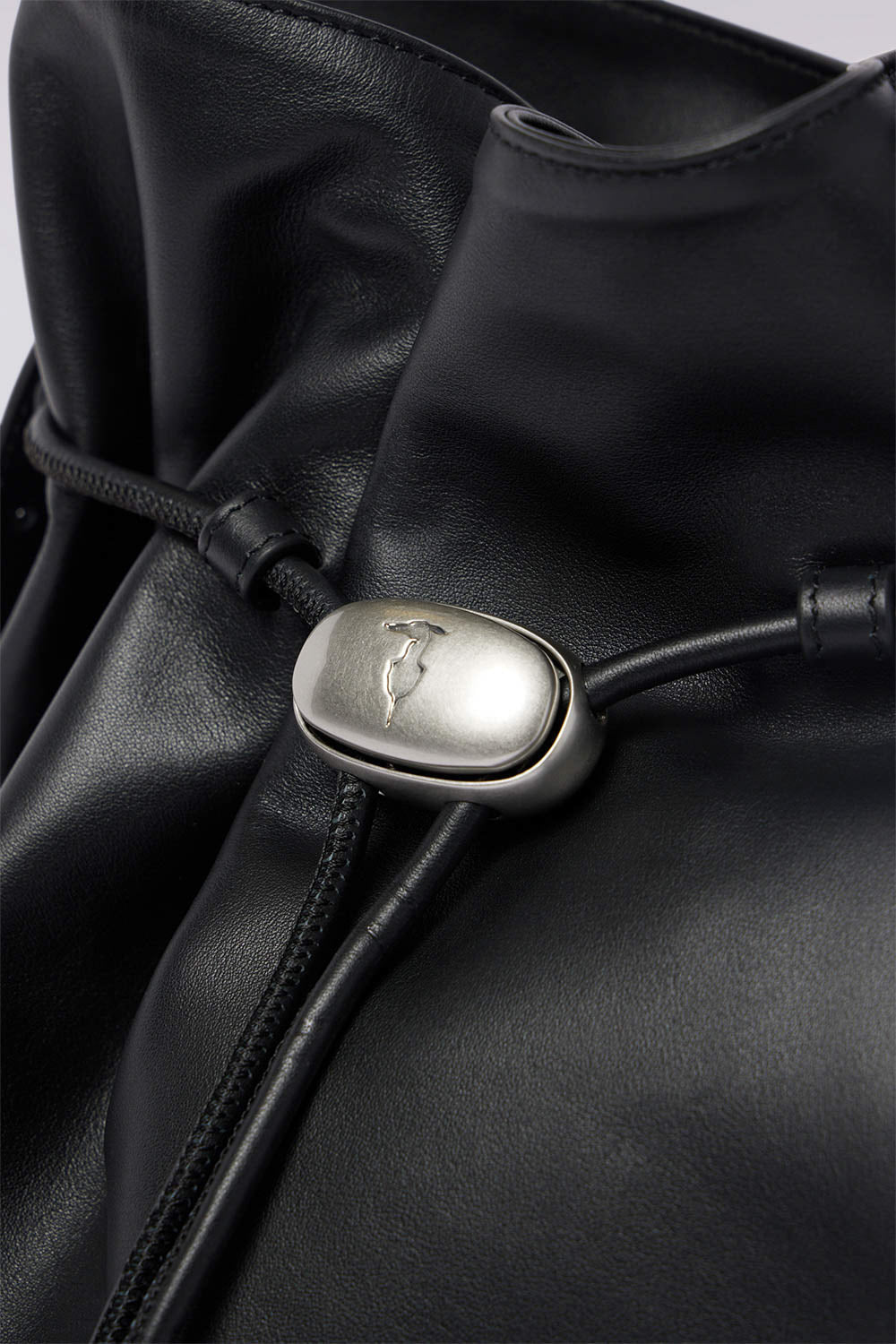 Borsa a secchiello Amuleto grande in nappa 3|ace2f58df7d26cb18af1d1a9fda4bb960c4454c7f1f1bc0ccf0530a219607cfb