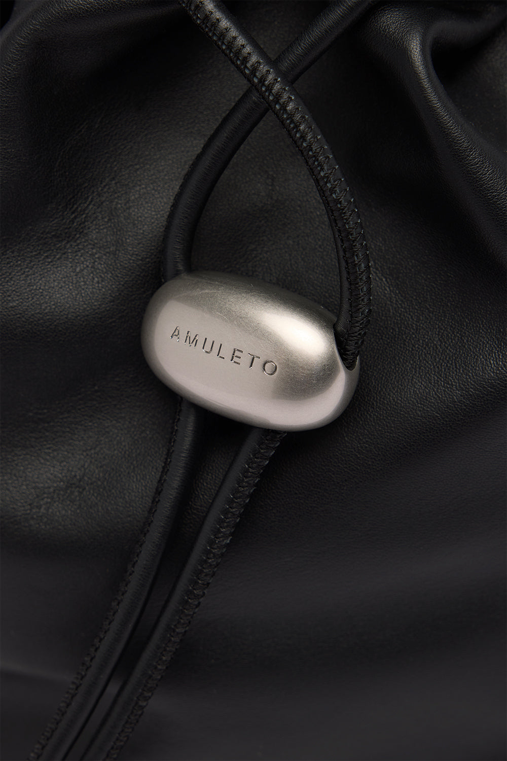 Borsa a secchiello Amuleto media in nappa 2|3b572c3e1a53ca98ad9a9d9120a1232b9cba068b0432cb788a6e444eaeacad47