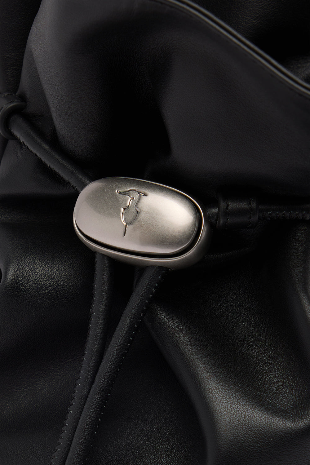 Borsa a secchiello Amuleto media in nappa 3|9af13be69f7c3b3a47627185c3180e9f2686eea1f3ef060448cff0e141037a9f