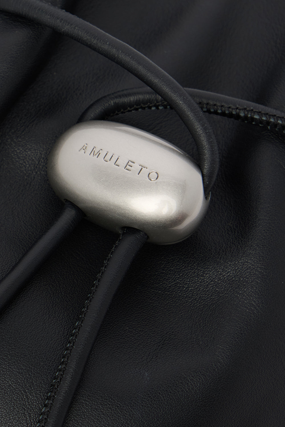 Borsa a secchiello Amuleto small in nappa 2|e1dfb8bf970d8fe80100cc489051d02ecea399ee990e3f50ce6c7de034662f12