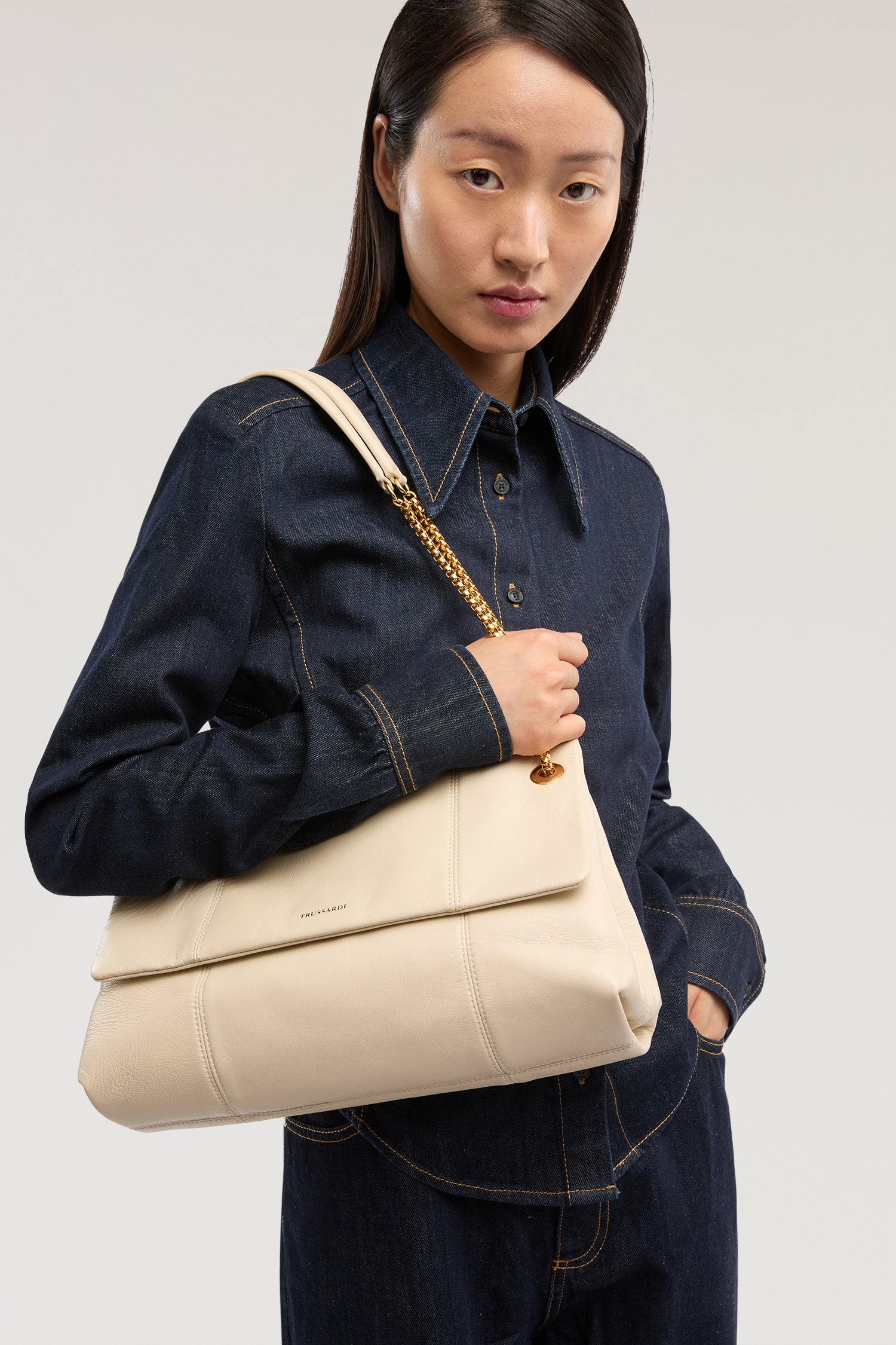 Borsa a tracolla Orbita media con catena in nappa 5|95139e470183892e5ef76d2563db60c331dce5c9a6cc62d23b951e5791866831