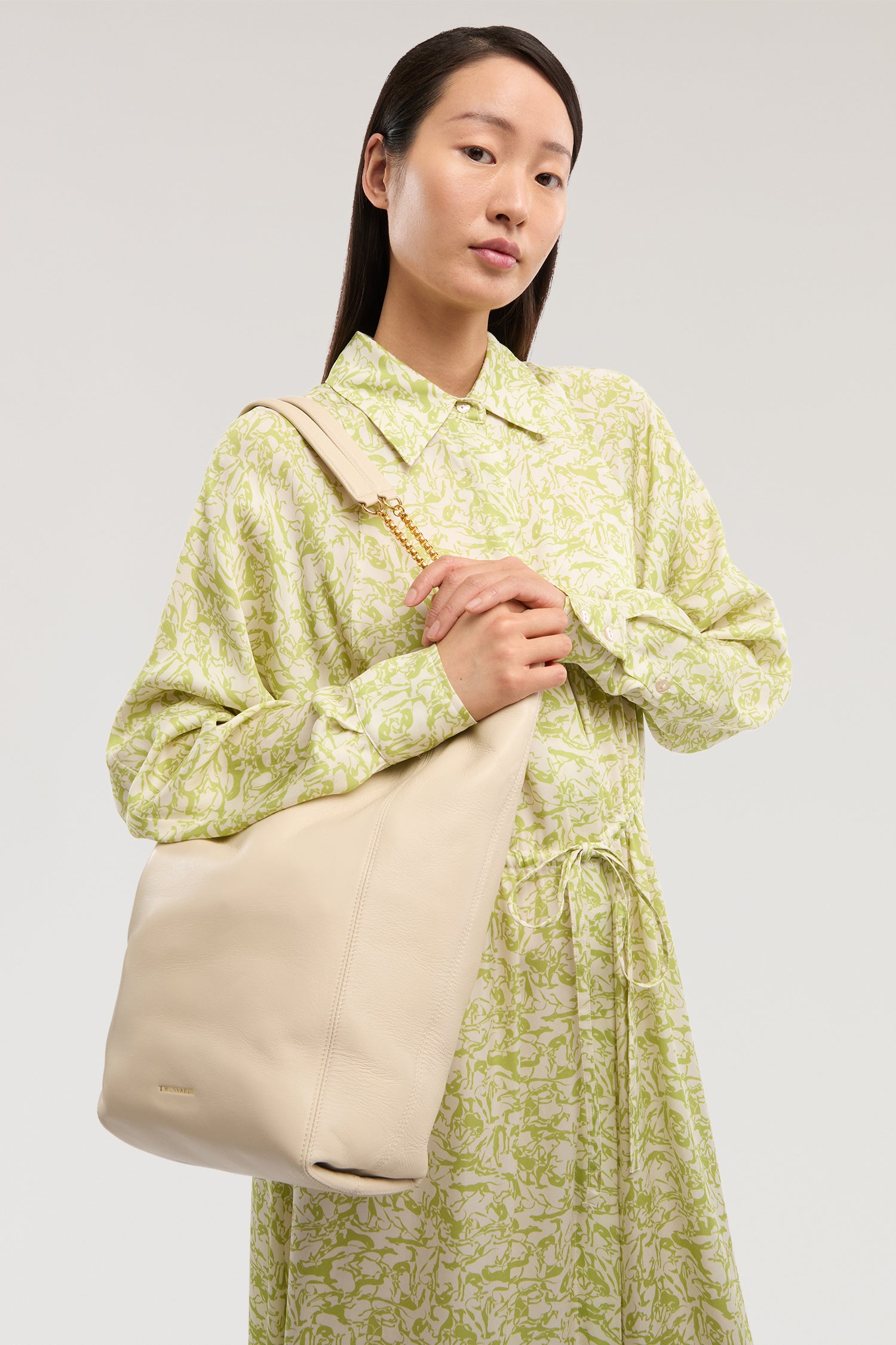 Borsa Orbita a spalla con catena in nappa 2|b664939ce17935e1a1ad164b024863f006a2a0fc5f202f63feddb3c2068ae474