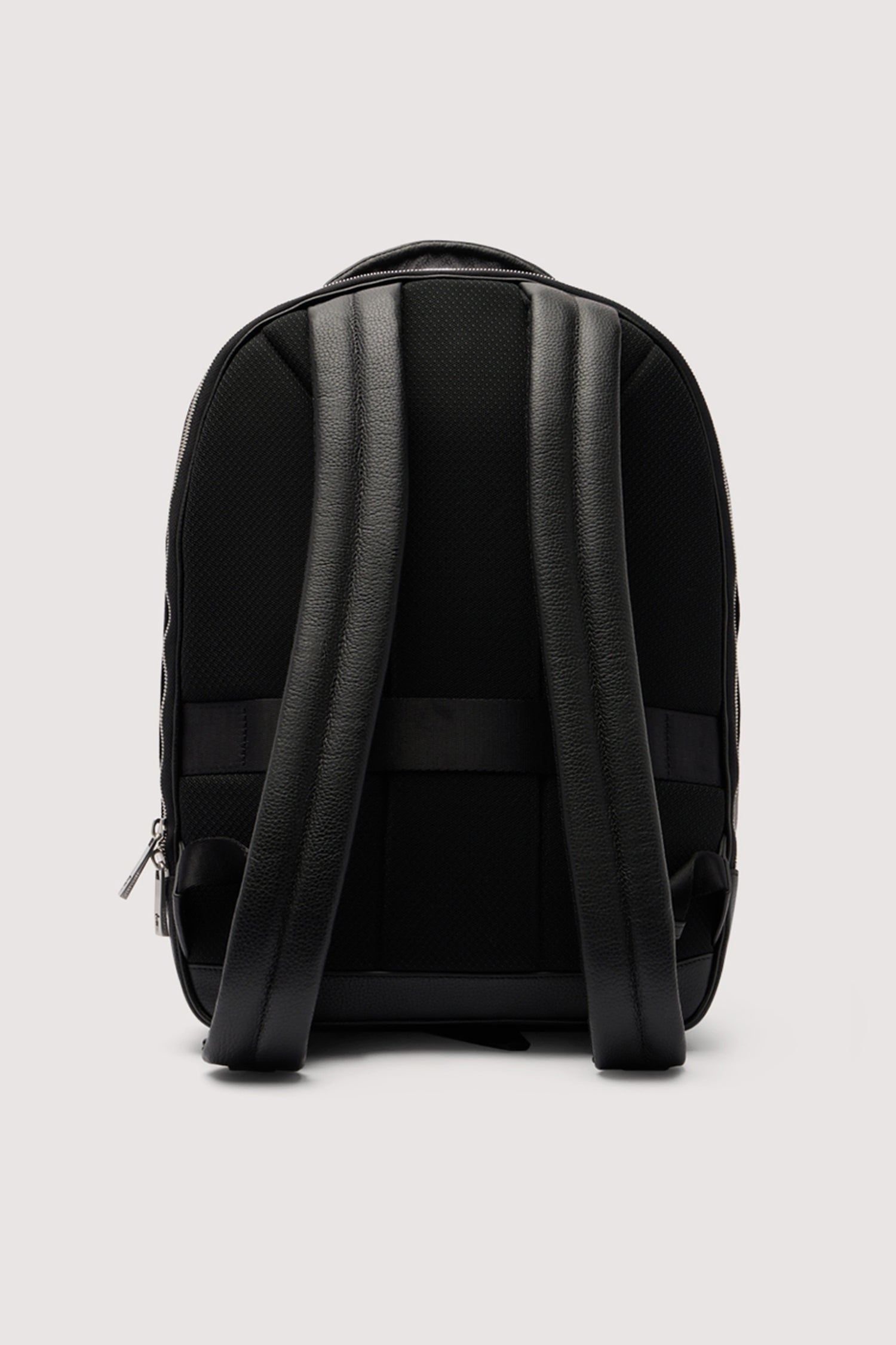 Zaino Office compatto in pelle martellata 8|429d013e23c04803c295ce36e5665598687e918a37b87cad2d89c14d42f2131e