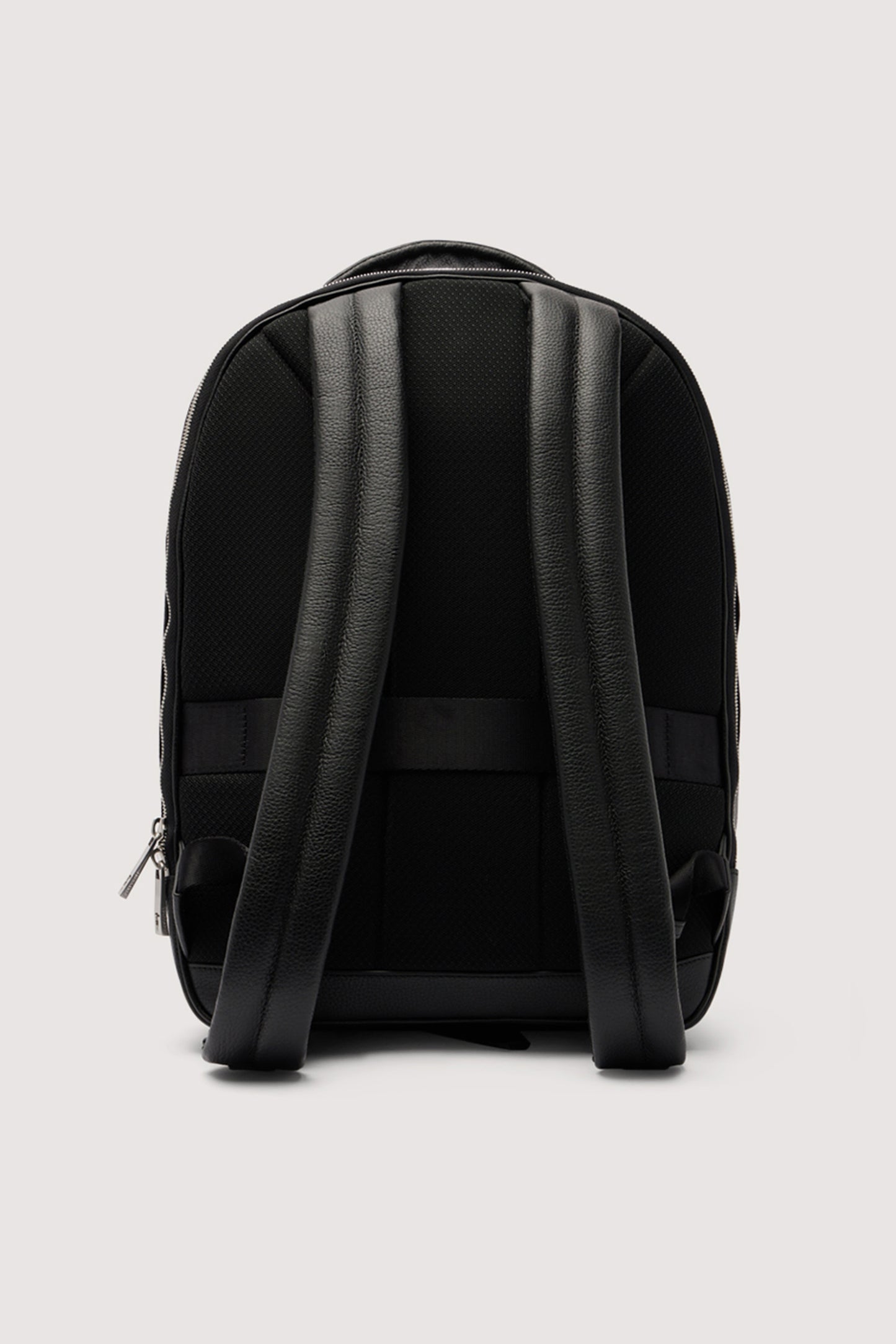 Zaino Office compatto in pelle martellata 4|429d013e23c04803c295ce36e5665598687e918a37b87cad2d89c14d42f2131e