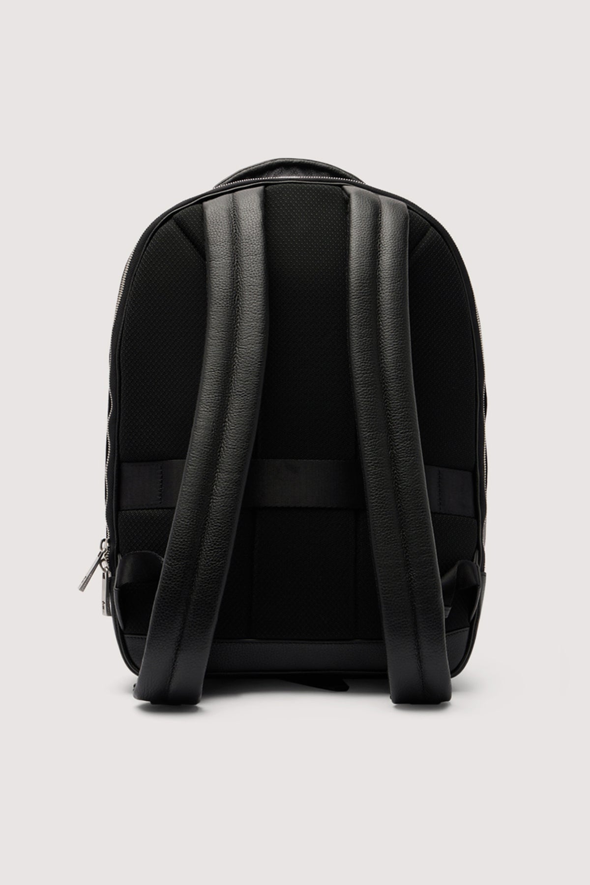 Zaino Office compatto in pelle martellata 4|429d013e23c04803c295ce36e5665598687e918a37b87cad2d89c14d42f2131e