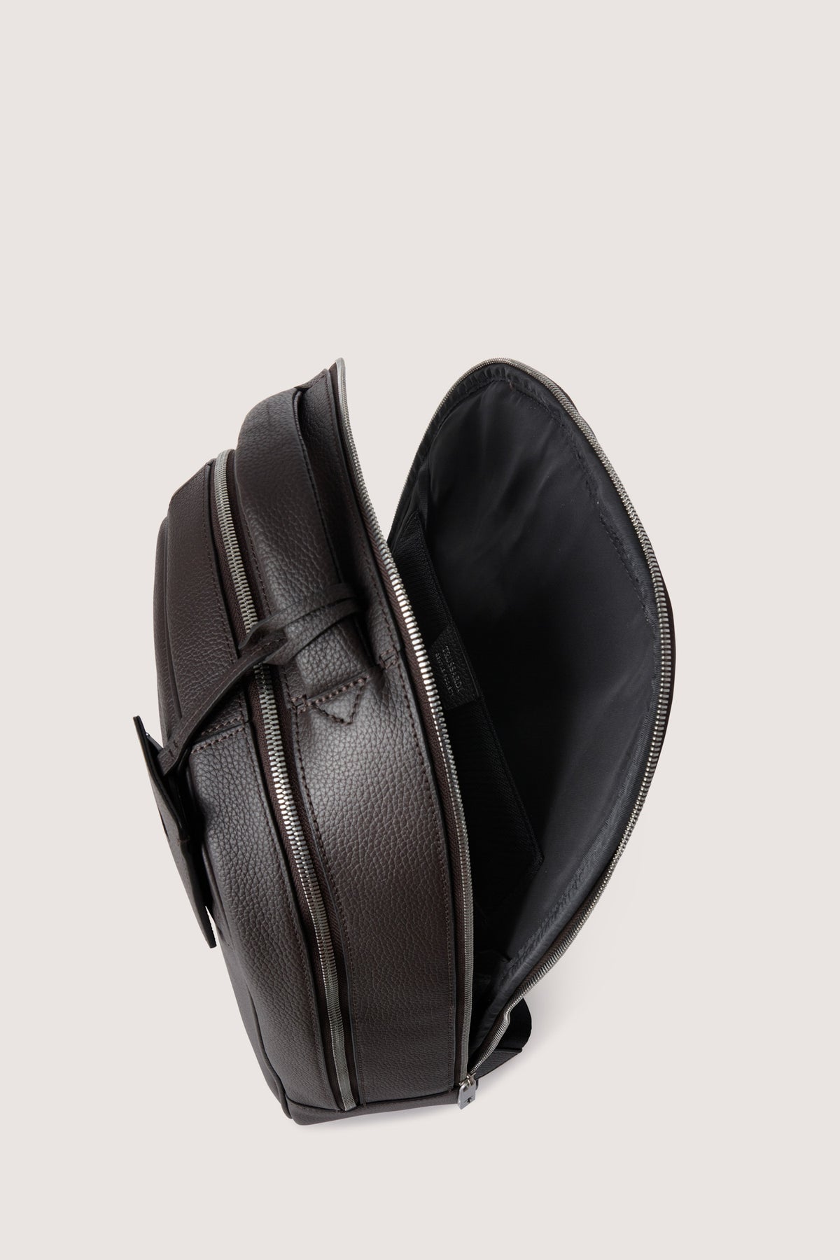 Zaino Office compatto in pelle martellata 2|a8ee762fb7d3032bb3d3cb939833e422270db71d838ce9e0e6bdbf0277737b25